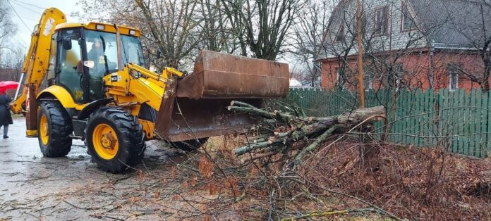 Подрядные организации устраняют последствия плохой погоды в Климовске