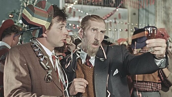 Кинопоказ новогодних фильмов организовали для подольского клуба «Активное долголетие»