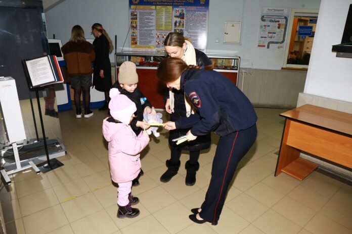 Автоинспекторы провели информационно-разъяснительные беседы с посетителями  отдела Госавтоинспекции г.о. Подольск