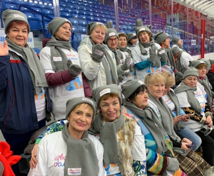 В округе состоялся открытый урок по катанию на коньках для жителей старшего возраста