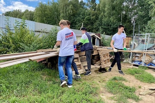 АКТИВИСТЫ МОЛОДОЙ ГВАРДИИ И ПОДОЛЬСКОГО СОЮЗА МОЛОДЕЖИ ПЕРЕДАЛИ КОРМА В ПРИЮТ ДЛЯ ЖИВОТНЫХ.