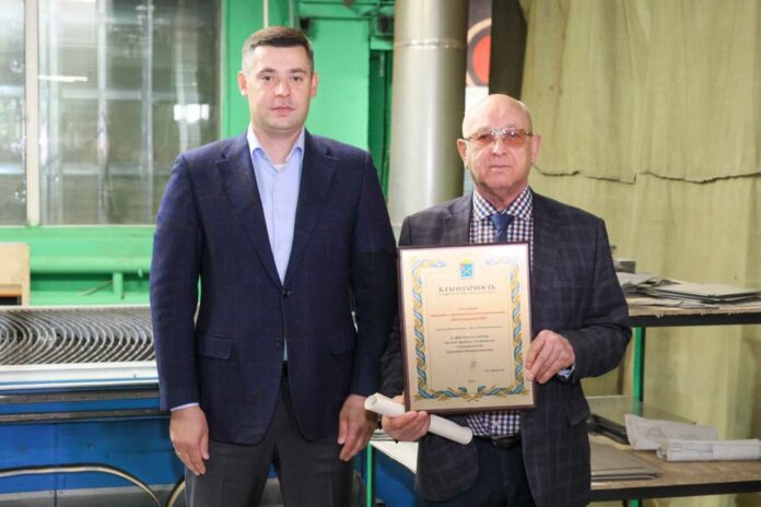 Секретарь подольского отделения партии «Единая Россия» приехал на предприятие поздравить коллектив с 25-летием компании