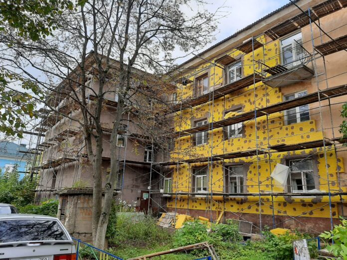 В микрорайоне Львовский проходят работы по утеплению фасадов МКД