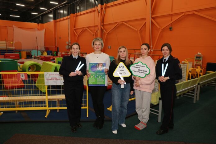 Автоинспекторы провели профилактическую акцию «Маленький пассажир» в одном из торговых центров городского округа Подольск