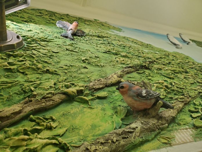 Подъезд жилого дома в микрорайоне Кузнечики украсили барельефом