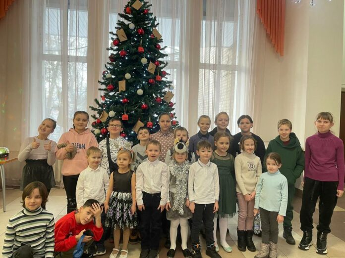 Праздничные ёлки украсили игрушками и гирляндами вместе с детьми из Донбасса