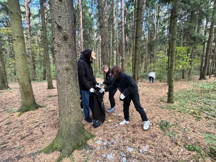 Студенты собрали на субботнике в «Елочках» полтонны мусора