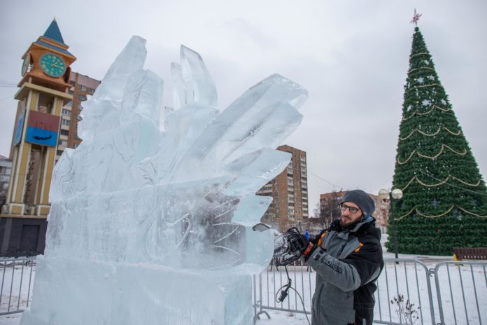 В сквере Поколений российские мастера приступили к созданию ледовых скульптур для фестиваля «Сказки планеты...