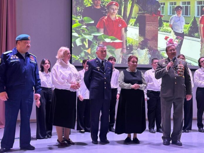 В школе имени А. Г. Монетова прошел урок мужества «Равнение на Героя»
