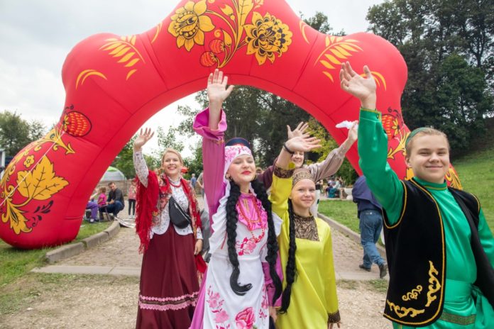 Коллективы «Гусляры России» и «Садко» завершат своими выступлениями фестиваль «Славянское подворье»-2021