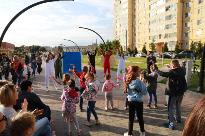 В Большом Подольске прошел флешмоб живые знаки