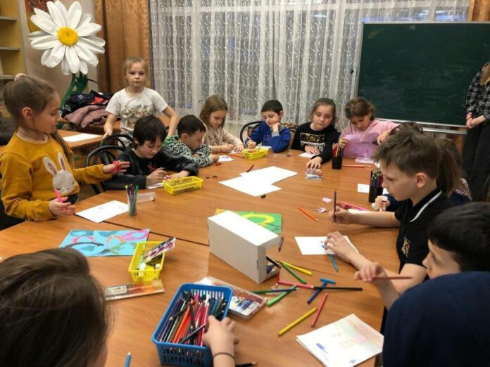 В ПВР жителей ДНР и ЛНР в Подольска прошёл мастер-класс по изготовлению поздравительных открыток.