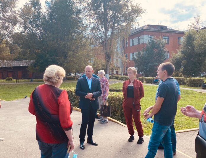 Депутат Горсовета провел встречу с жителями домов №№ 2, 4 и 6 по улице...