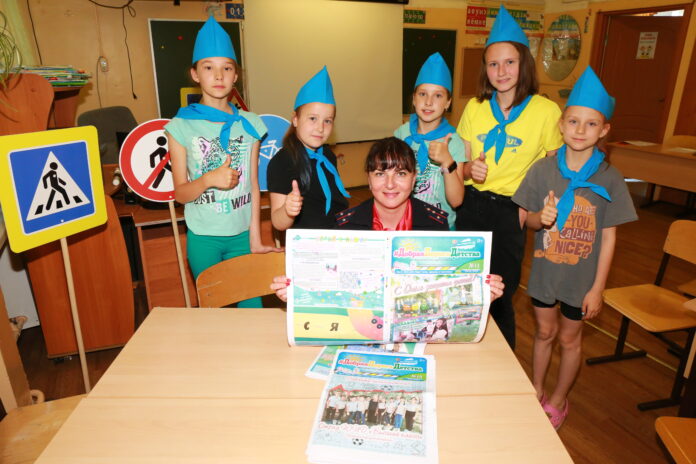 Сотрудники подольской Госавтоинспекции проводят для детей квесты, беседы и викторины по дорожной безопасности.