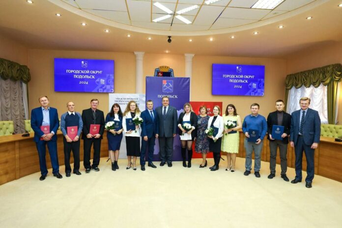 В преддверии профессионального праздника работникам хозяйства вручили награды