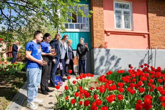 Партийцы Подольска поздравили ветерана Великой Отечественной войны с годовщиной Победы