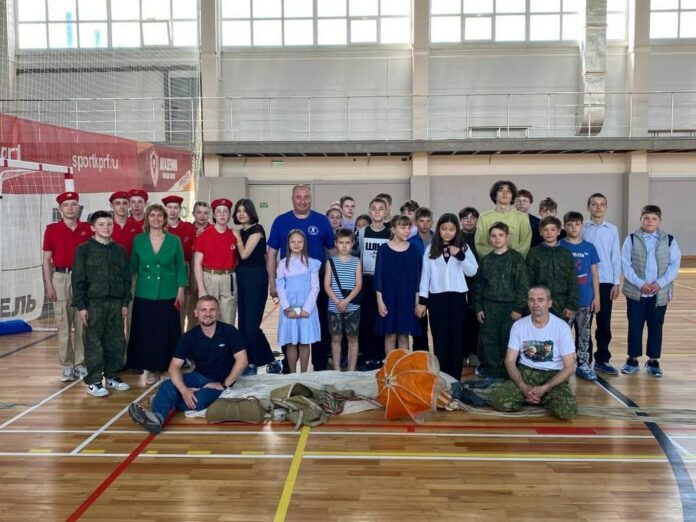 Занятие по парашютной подготовке провели в школе поселка МИС