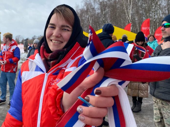 Акцию в поддержку российского спортсмена Александра Большунова провели волонтеры Подольска