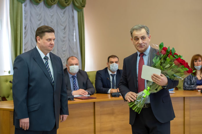 Глава муниципалитета Николай Пестов вручил муниципальные награды Галине Нерюевой и Александру Литвину