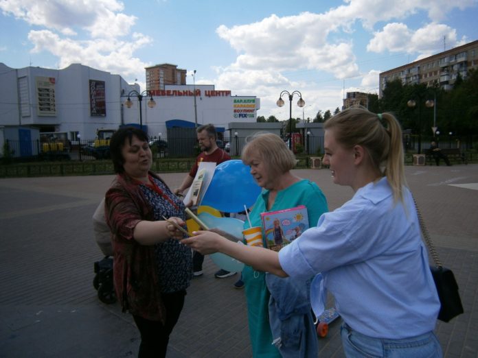 Библиотечный флешмоб состоялся на бульваре им. Карелова