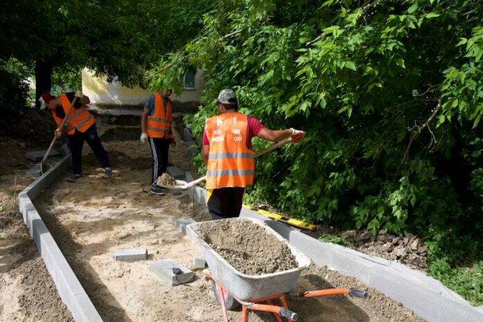 Народные тропы продолжают благоустраивать в Подольске