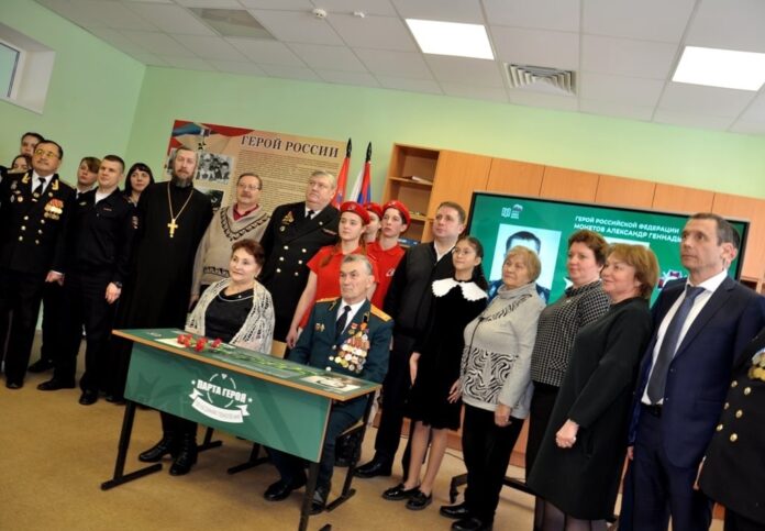 В Подольске полицейские и представители общественности приняли участие в церемонии открытия «Парты Героя», посвященной...