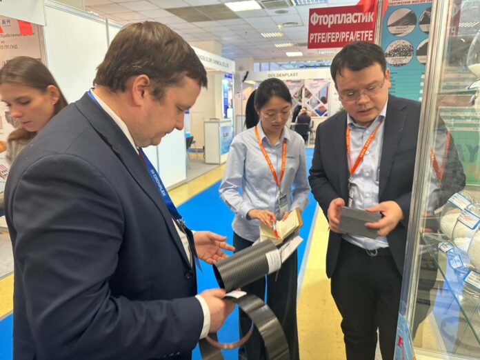 Депутат Совета депутатов Подольска встретился с руководством китайской компании, производящей изделия из углепластика