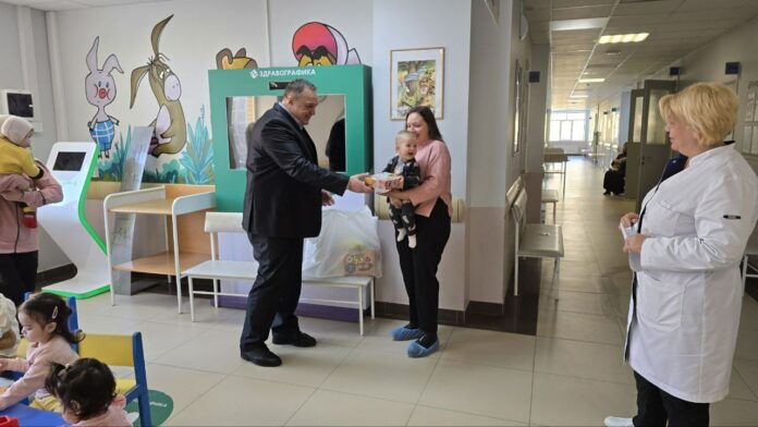 В Подольске партийцы передали игрушки для юных пациентов