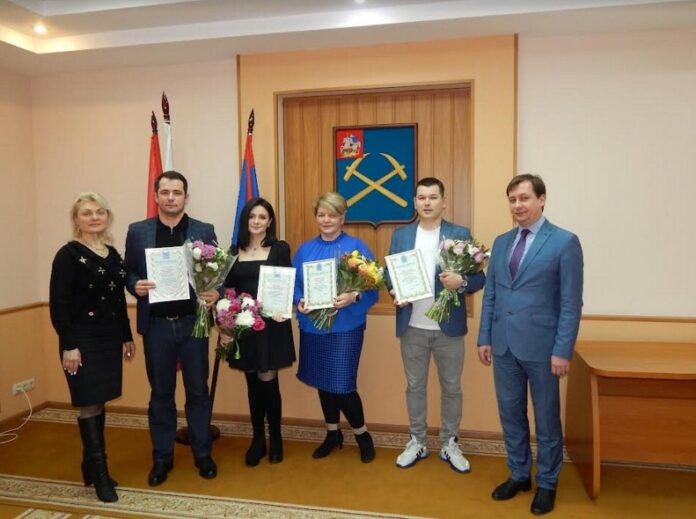 В администрации наградили победителей смотра-конкурса на лучшее оформление объектов потребительского рынка к новогодним и...