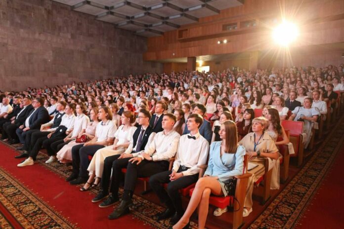 Глава горокруга Подольск наградил лучших выпускников Подольска