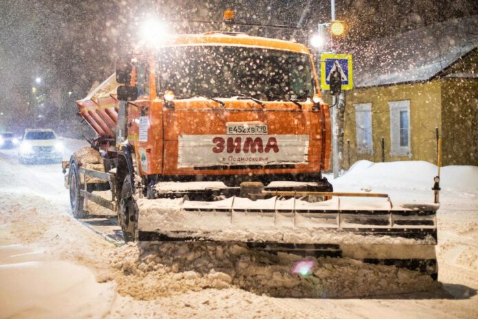 Коммунальщики Подольска борются с последствиями бурана