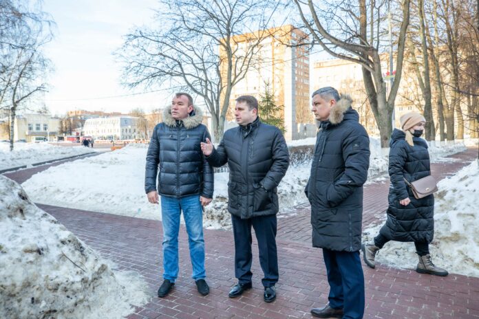 Исполняющий обязанности Главы муниципалитета проконтролировал работу по очистке кровель от наледи и снега