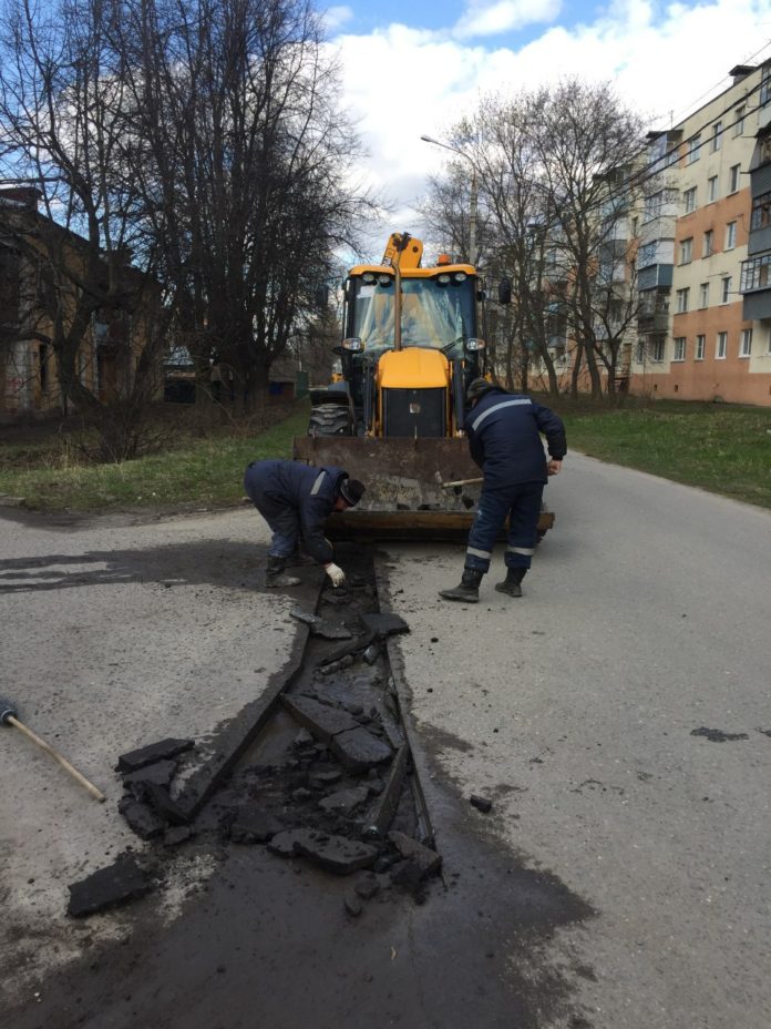 Работы по ямочному ремонту проведены по нескольким адресам в мкр. Львовский