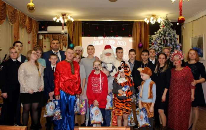 Сотрудники полиции округа поздравили воспитанников Климовского детского дома с наступающим Новым годом