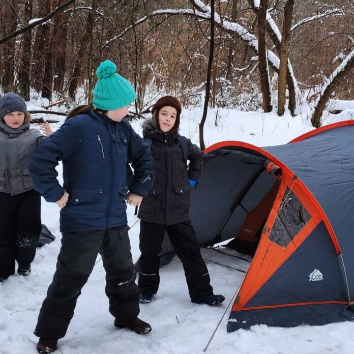 Урок установки палатки в экстремальных условиях прошли юные спасатели Подольска