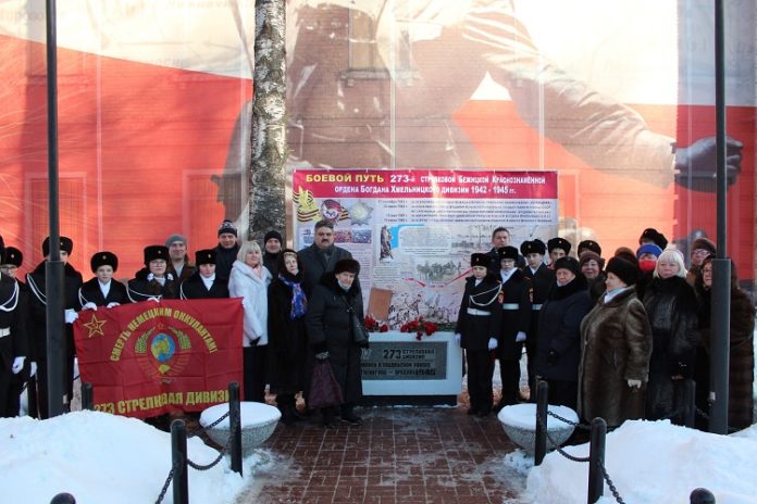 2 февраля возложили цветы к Памятному камню в микрорайоне Климовск