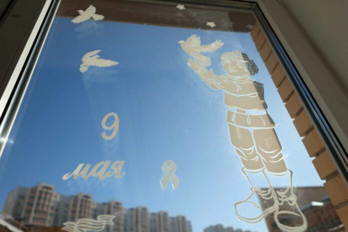 Подольские школьники присоединились ко Всероссийской патриотической акции «Окна Победы»