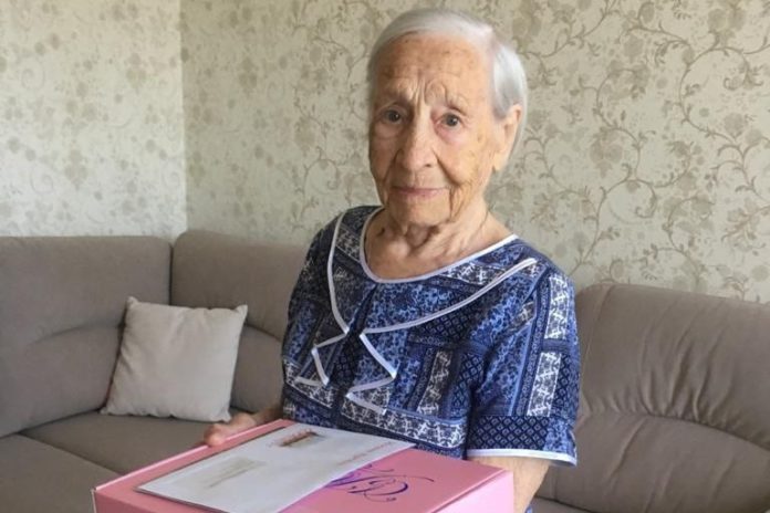 Партийцы поздравили ветерана труда с 95 летием.