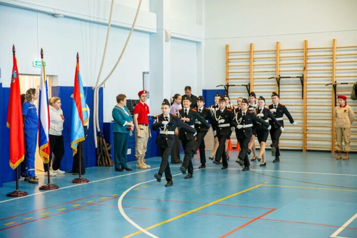 Ученики школы №1 победили в смотре строя и песни