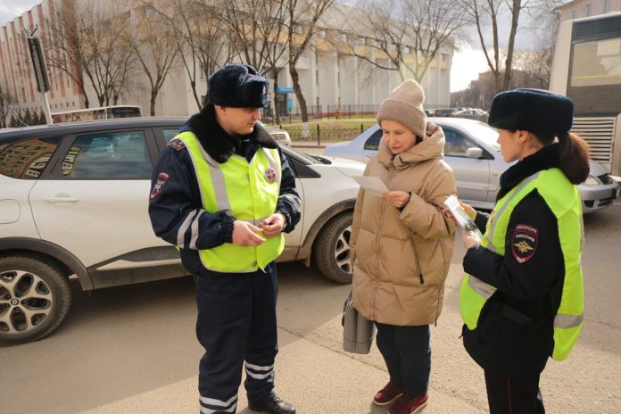 Подольские автоинспекторы напомнили водителям и пешеходам о безопасном поведении на дорогах города