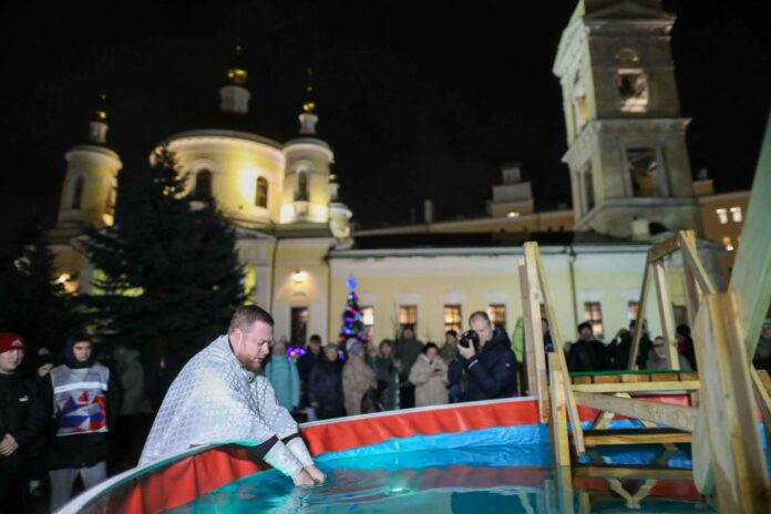 Тысячи подольчан приняли участие в крещенских купаниях