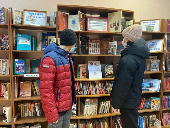 В библиотеке № 26 работает выставка-диалог «Не попади в замкнутый круг»