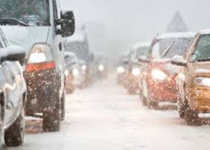 Водителей призвали к осторожности из-за ледяного дождя и снегопада в предстоящие четверг и пятницу