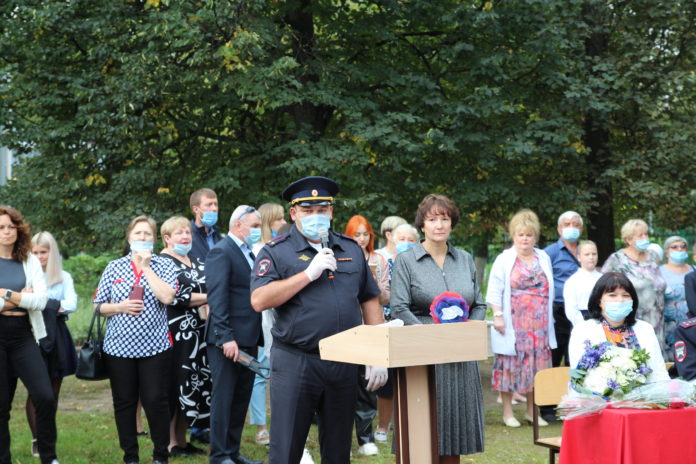 Начальник Госавтоинспекции Подольска посетил торжественную линейку и провел урок дорожной безопасности