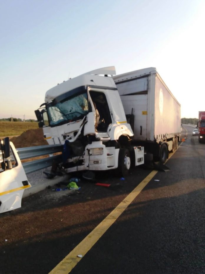 Подольские спасатели деблокировали человека после ДТП на ЦКАДе