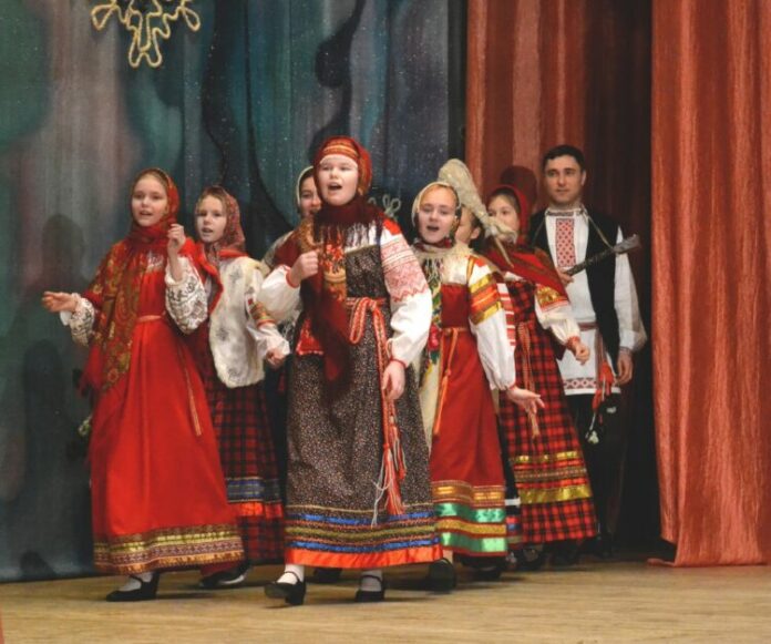 Фольклорное представление «Рождественские забавы» прошло в ДК «ЗИО»
