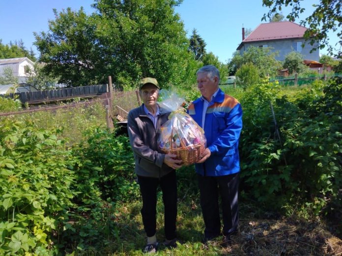 Коллектив «Мособлэнерго» поздравили подшефных ветеранов с 75-летием Победы