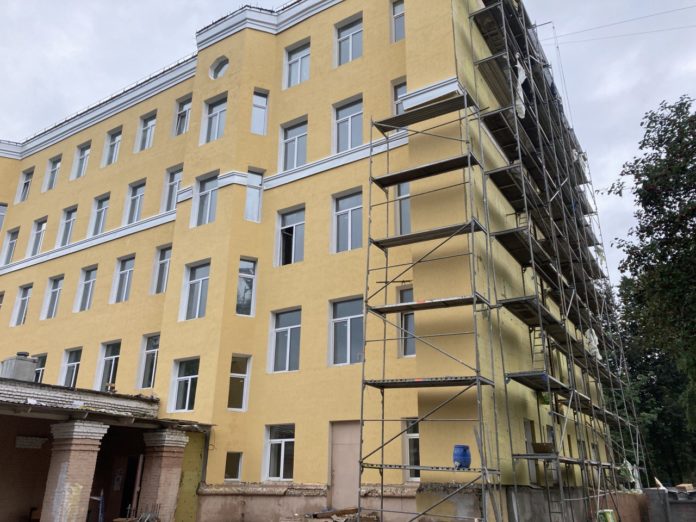 Капремонт школы № 5 и лицея в микрорайоне Климовск завершатся в декабре 2021 года