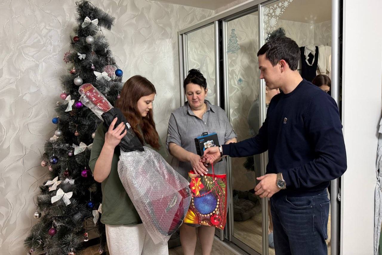 Единороссы Подольска продолжают исполнять новогодние мечты детей участников СВО