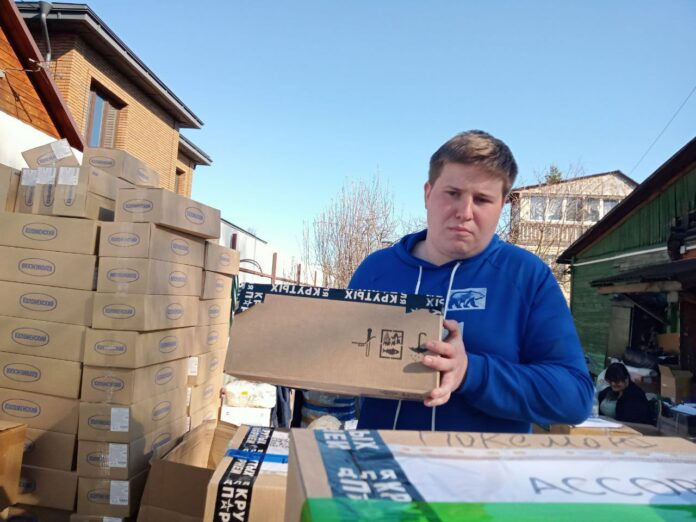 Молодогвардейцы Подольска помогают формировать гуманитарный груз для участников СВО